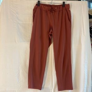 Lululemon On the Fly 7/8 Pant *Woven - red dust. Size 10